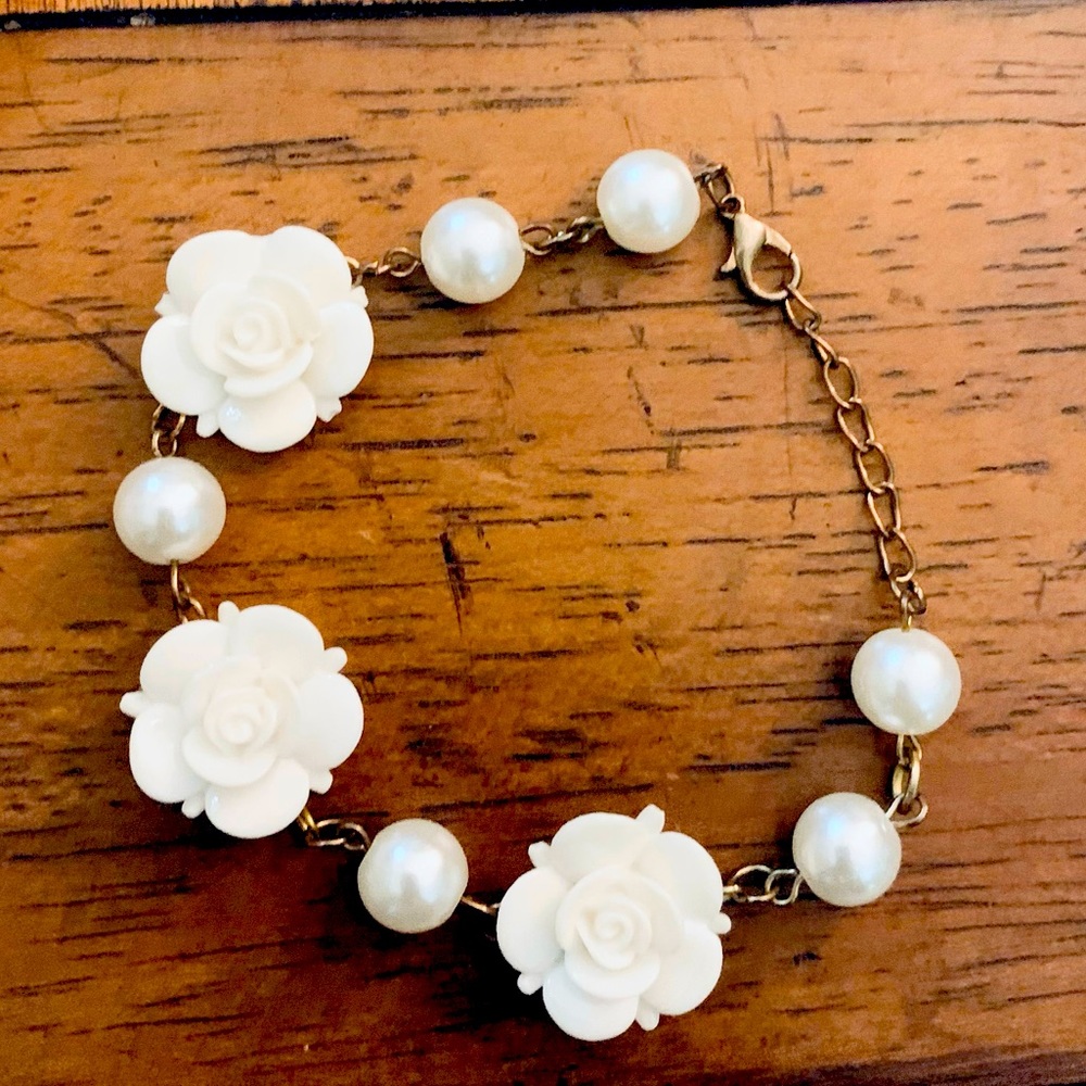 White Flower & Pearl Bracelet